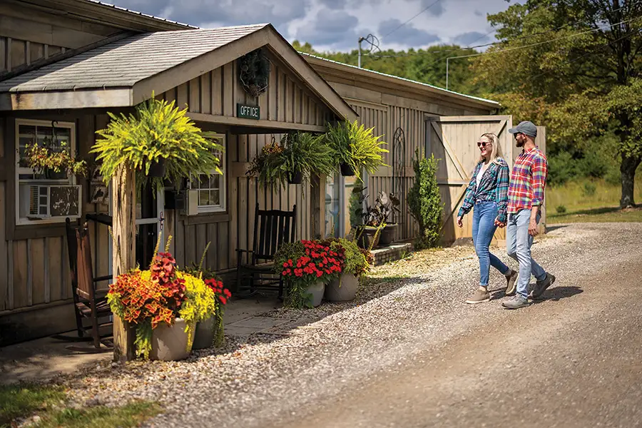 Couple arriving at the Cherry Ridge Retreat office in Hocking Hills